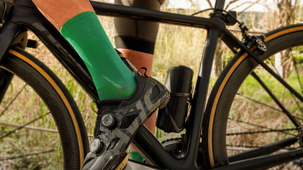 nologo emerald cycling socks action 1