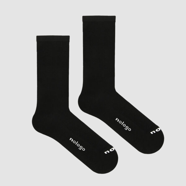 Schwarze Nologo-Radsocken: der Inbegriff von Komfort und Stil für sportliche und anspruchsvolle Radfahrer.