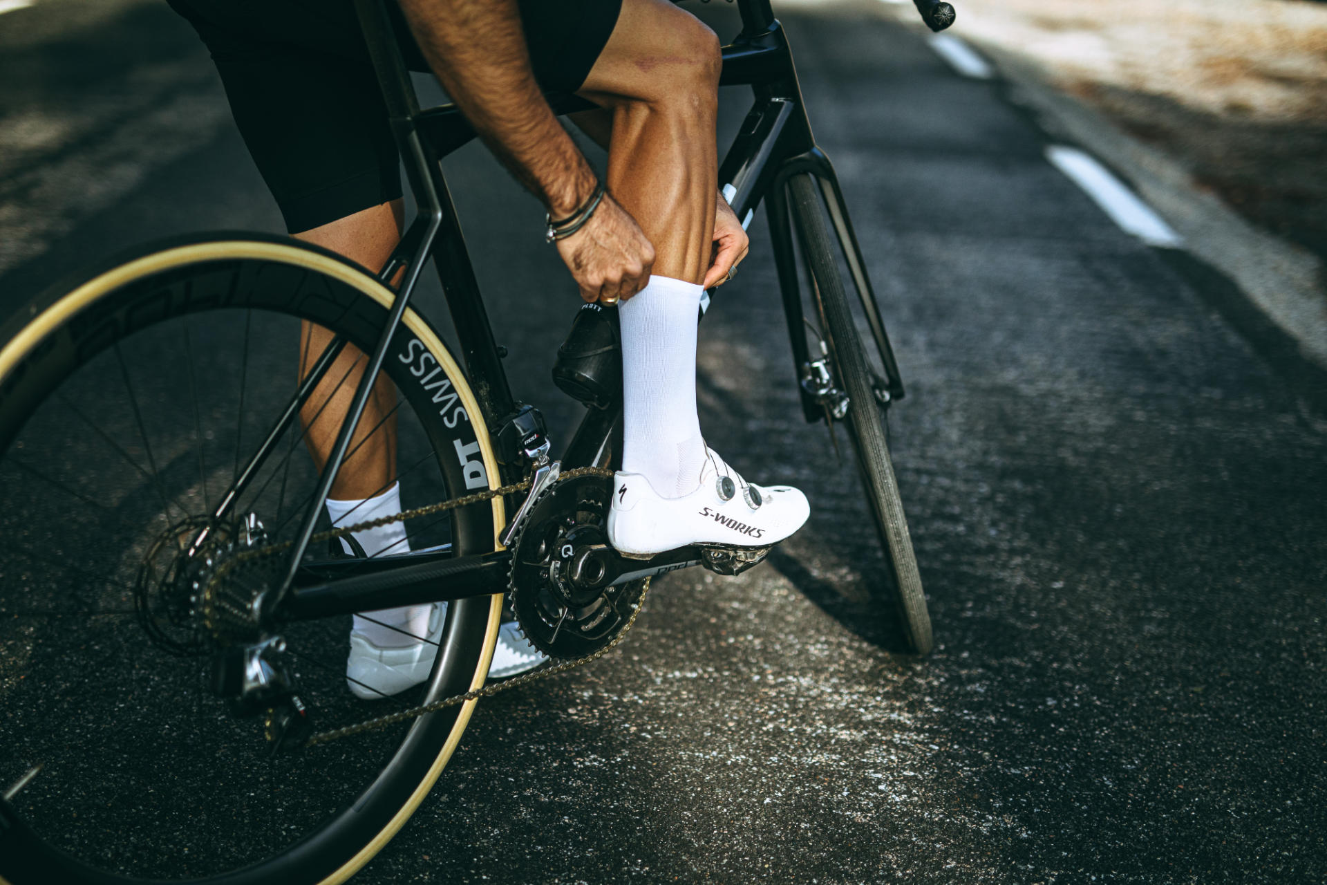 Stylische minimalistische Radsocken von Nologo